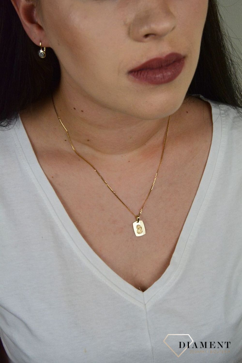 Złoty medalik z wizerunkiem Matki Boskiej Częstochowskiej. ZA 6062C.jpg